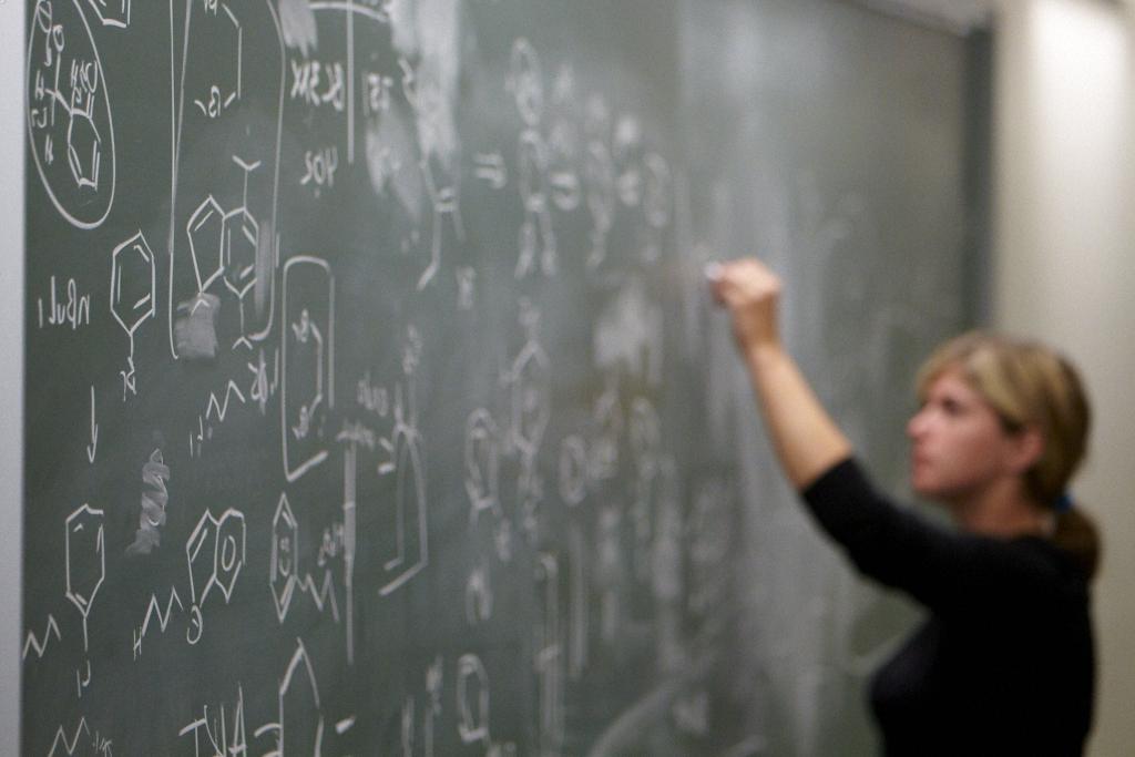 一个学生在黑板上做化学题.